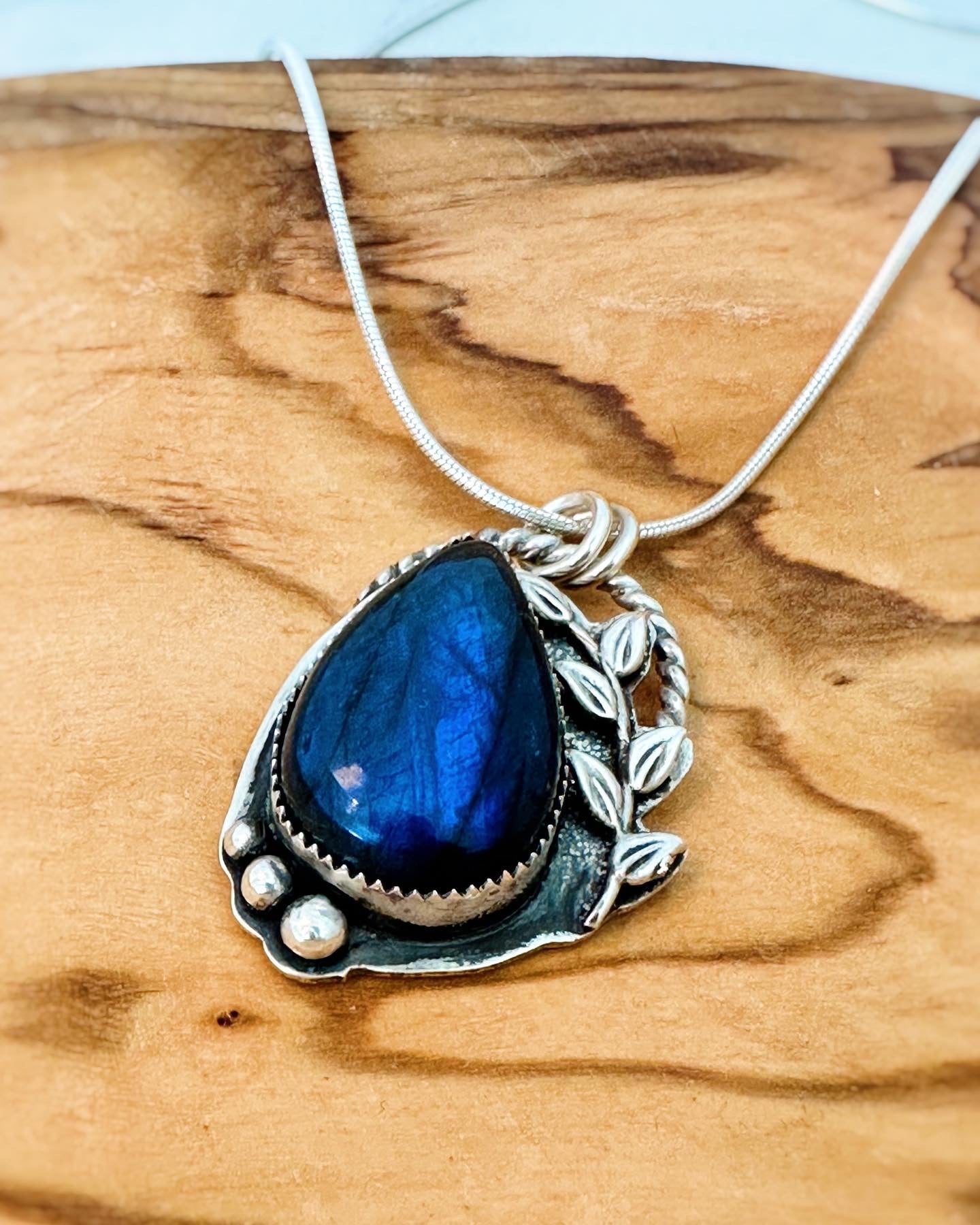 Le Fleur Labradorite Necklace